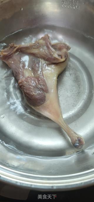腊鸭腿芥菜汤的做法步骤：2
