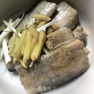 红焖带鱼的做法步骤：1