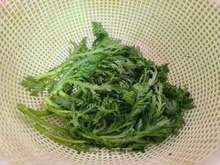 茼蒿鸡蛋煎饼的做法步骤：1
