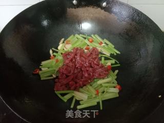芹菜炒牛肉的做法步骤：8