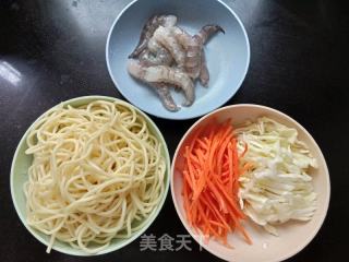 甘蓝虾仁炒面的做法步骤：1