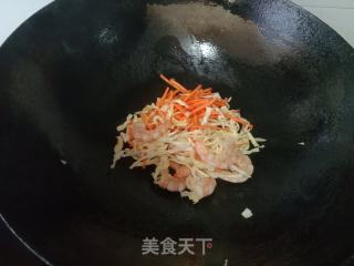 甘蓝虾仁炒面的做法步骤：4