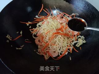 甘蓝虾仁炒面的做法步骤：6