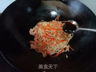 甘蓝虾仁炒面的做法步骤：7