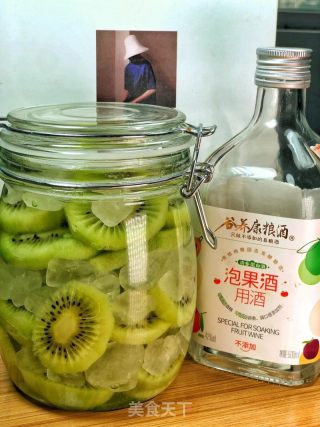 猕猴桃泡酒怎么泡用什么白酒好？万能泡酒公式看过来！的做法步骤：2