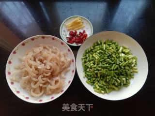 蒜苔炒猪皮的做法步骤：1