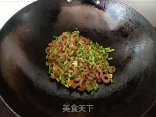 蒜苔炒猪皮的做法步骤：5