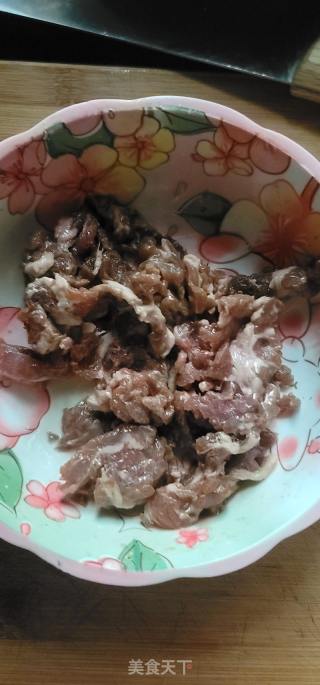 牛肉炒青瓜片的做法步骤：2