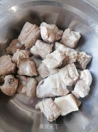 土豆烧排骨的做法步骤：1