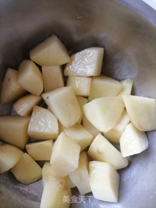 土豆烧排骨的做法步骤：2