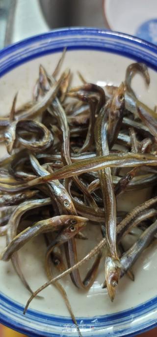 腊味蒸银针鱼干的做法步骤：1