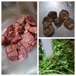 腊鸭肾西洋菜猪骨汤的做法步骤：1