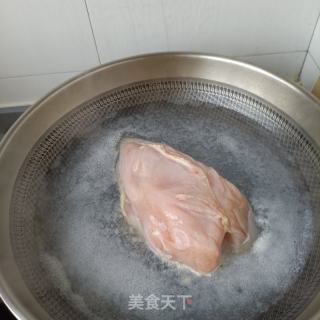 粉条白菜拌鸡胸肉的做法步骤：1