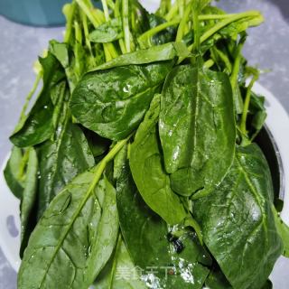 凉拌菠菜的做法步骤：1