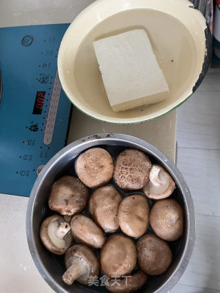 香菇烧豆腐的做法步骤：1