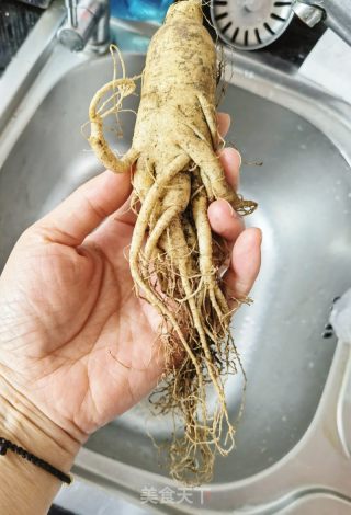 鲜人参山药排骨汤的做法步骤：1
