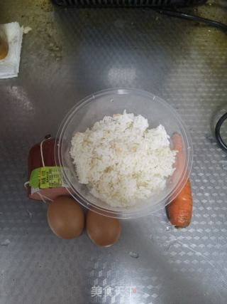 火腿鸡蛋炒饭的做法步骤：1