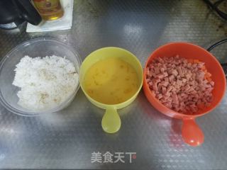 火腿鸡蛋炒饭的做法步骤：2