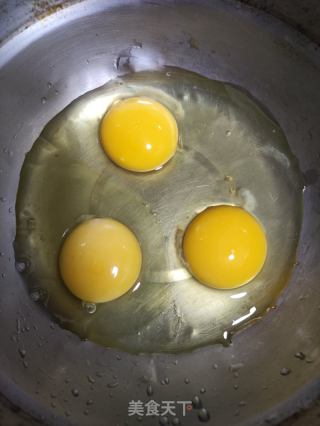 白菜洋葱豆腐粒煎蛋的做法步骤：1