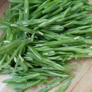 芸豆丝拌鸡胸肉的做法步骤：2