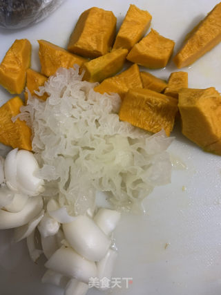 銀耳百合南瓜馬蹄爽的做法步骤：2