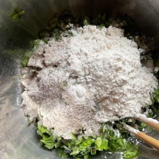 香芹叶全麦鸡蛋饼的做法步骤：2