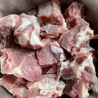 黄玉米莲藕排骨汤的做法步骤：1