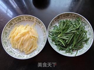 韭菜炒土豆丝的做法步骤：1