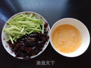 芹菜木耳炒鸡蛋的做法步骤：1