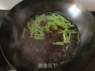 芹菜木耳炒鸡蛋的做法步骤：2