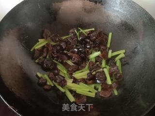 芹菜木耳炒鸡蛋的做法步骤：4