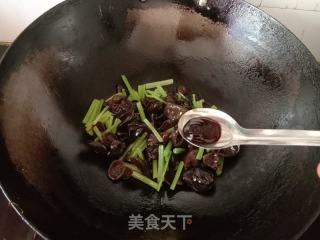 芹菜木耳炒鸡蛋的做法步骤：5