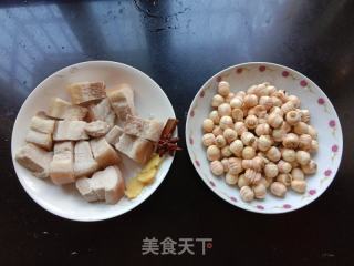 莲子红烧肉的做法步骤：1