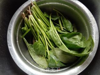 炝炒菠菜的做法步骤：1