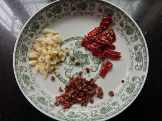 炝炒菠菜的做法步骤：2