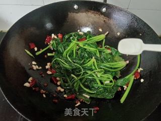 炝炒菠菜的做法步骤：8
