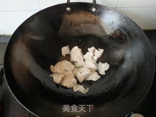 五花肉炒素鸡的做法步骤：2