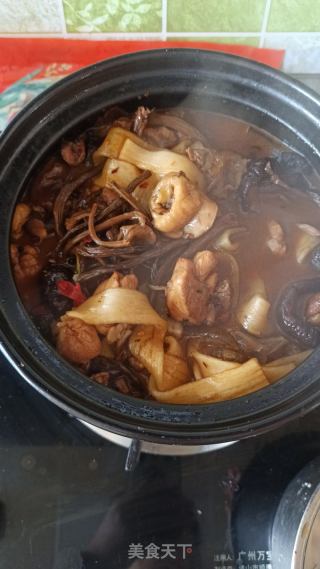 茶树菇鸡腿砂锅煲的做法步骤：1