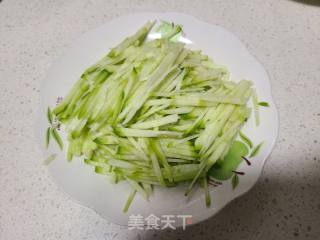 萝卜木耳炒肉丝的做法步骤：1