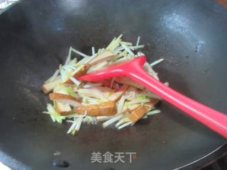 韭黄炒香干的做法步骤：7