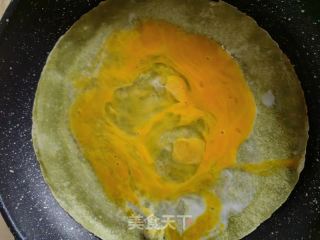 菠菜鸡蛋卷饼的做法步骤：2