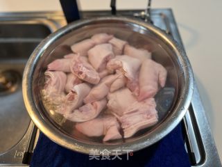 酱猪蹄的做法步骤：1