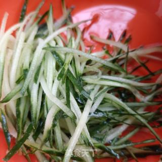 肉丝香覃时蔬拌鸡胸的做法步骤：2