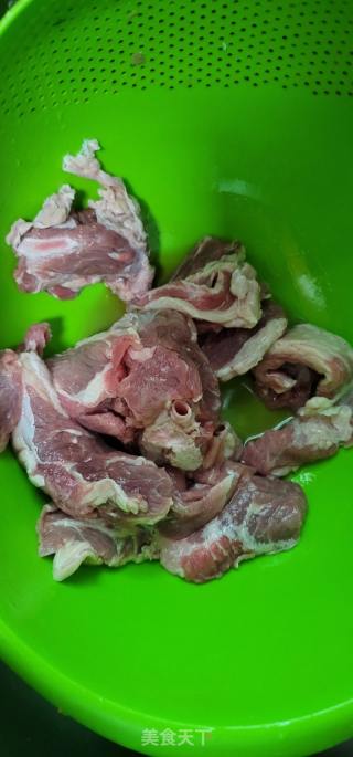 番茄烧牛腩的做法步骤：1