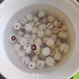 墨鱼双莲瘦肉汤的做法步骤：1
