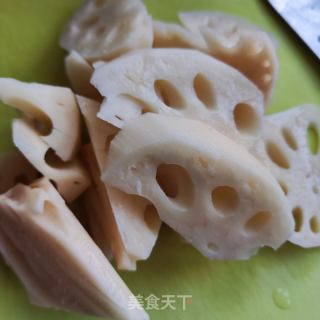 墨鱼双莲瘦肉汤的做法步骤：4