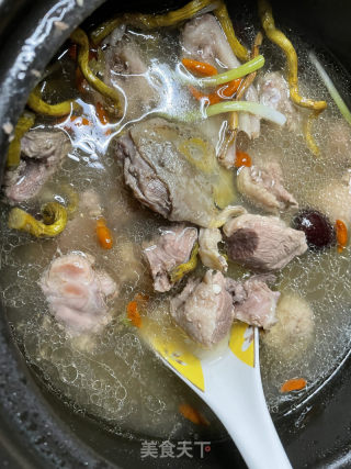 老鸭石斛薏米汤的做法步骤：1