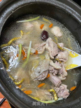 老鸭石斛薏米汤的做法步骤：2