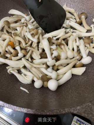 鮮香味美菌菇南瓜雞腿肉燜飯的做法步骤：4
