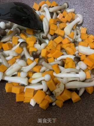 鮮香味美菌菇南瓜雞腿肉燜飯的做法步骤：5